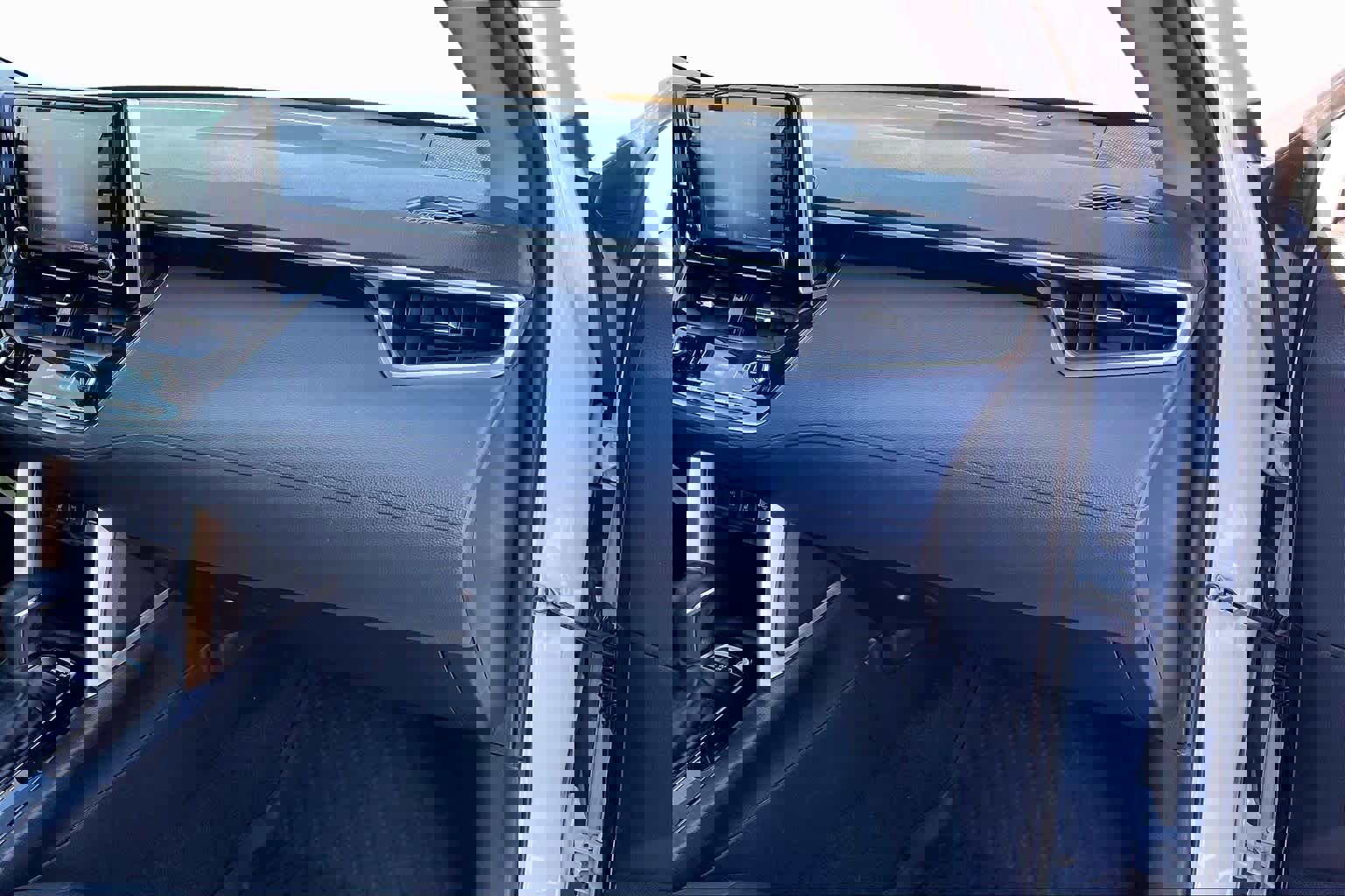 Used 2022 Toyota Corolla Cross XLE w/ Convenience Package image 18