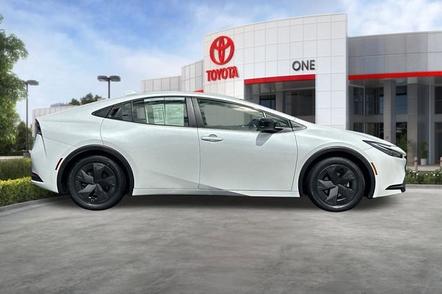 Used 2025 Toyota Prius LE FWD image 3
