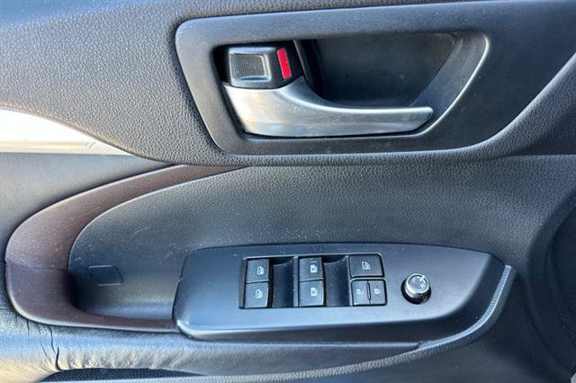 Used 2015 Toyota Highlander XLE AWD/4WD image 10