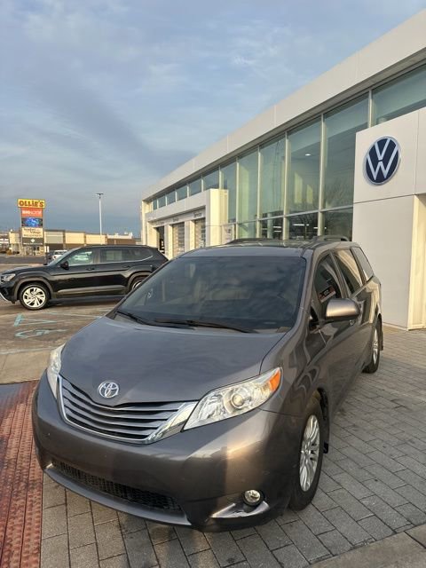 Used 2017 Toyota Sienna XLE image 17