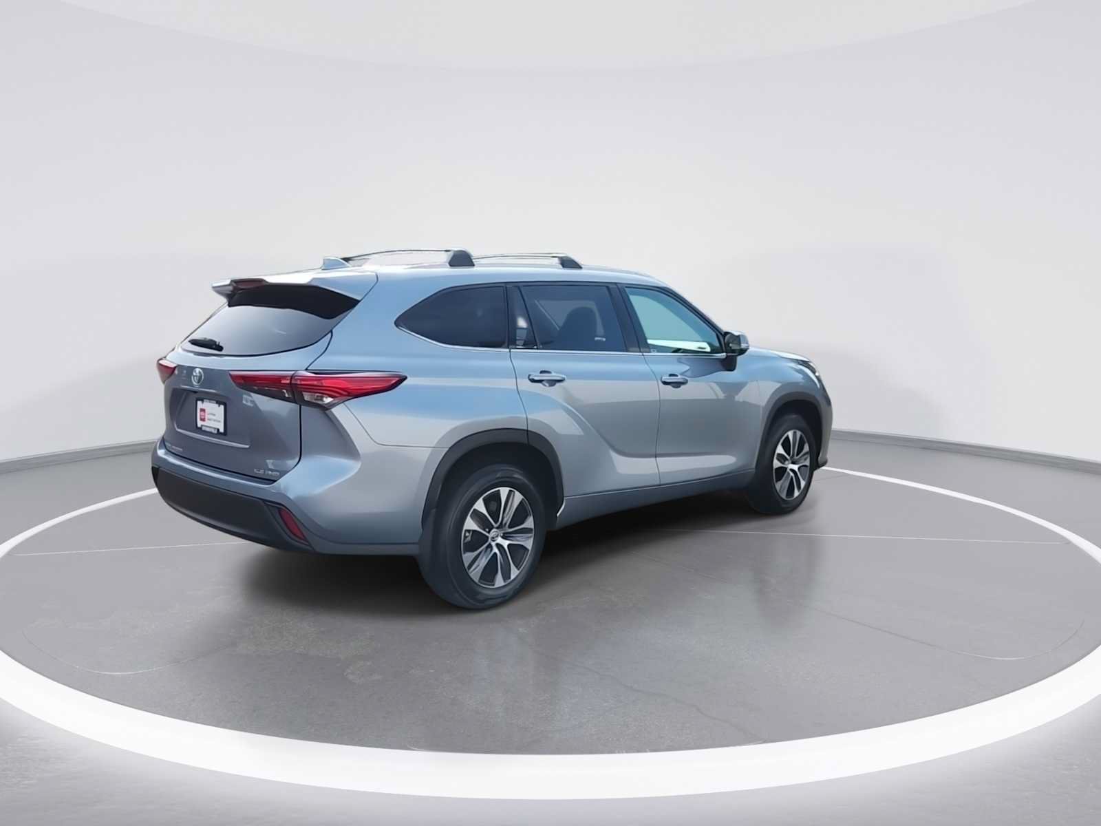 Certified 2022 Toyota Highlander XLE AWD/4WD image 8