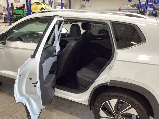 Used 2024 Volkswagen Taos SE image 12