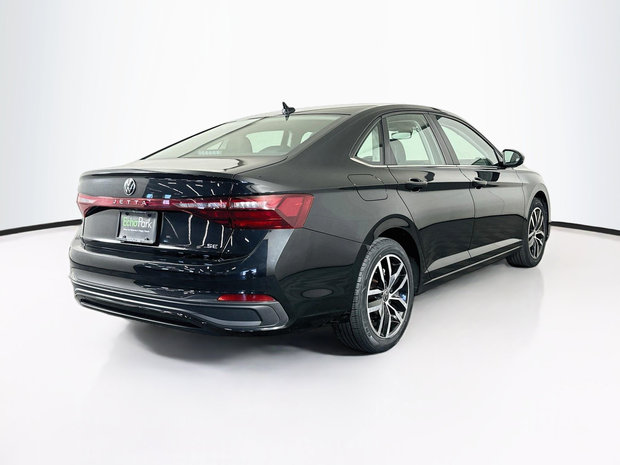 Used 2025 Volkswagen Jetta SE FWD image 9