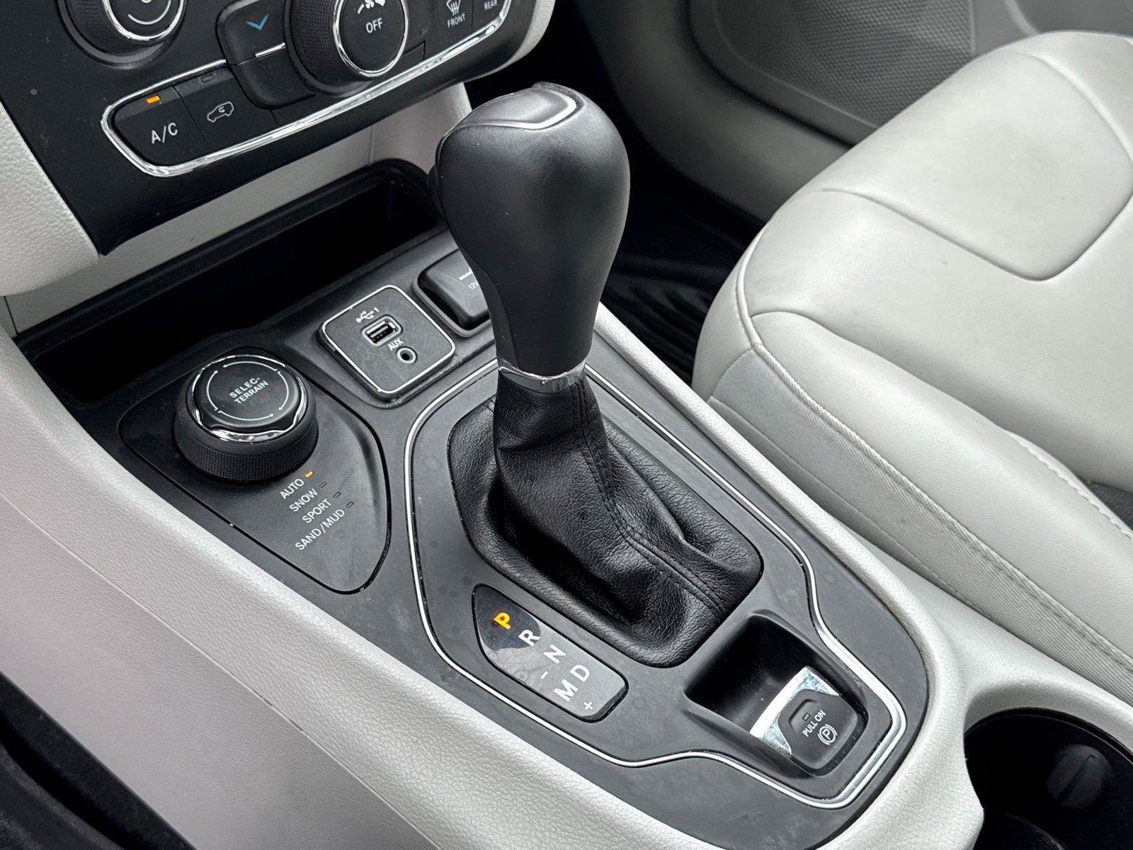 Used 2021 Jeep Cherokee Latitude Plus w/ Sun & Sound Group AWD/4WD image 27