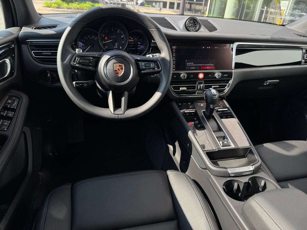 Certified 2025 Porsche Macan AWD/4WD image 6