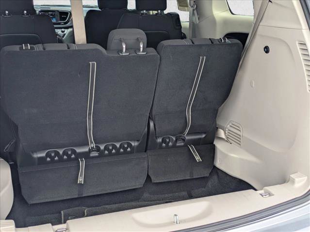 Used 2022 Chrysler Voyager LX FWD image 6
