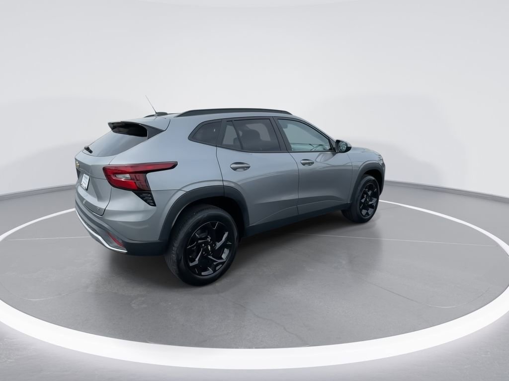 Used 2025 Chevrolet Trax LT w/ LT Convenience Package image 8