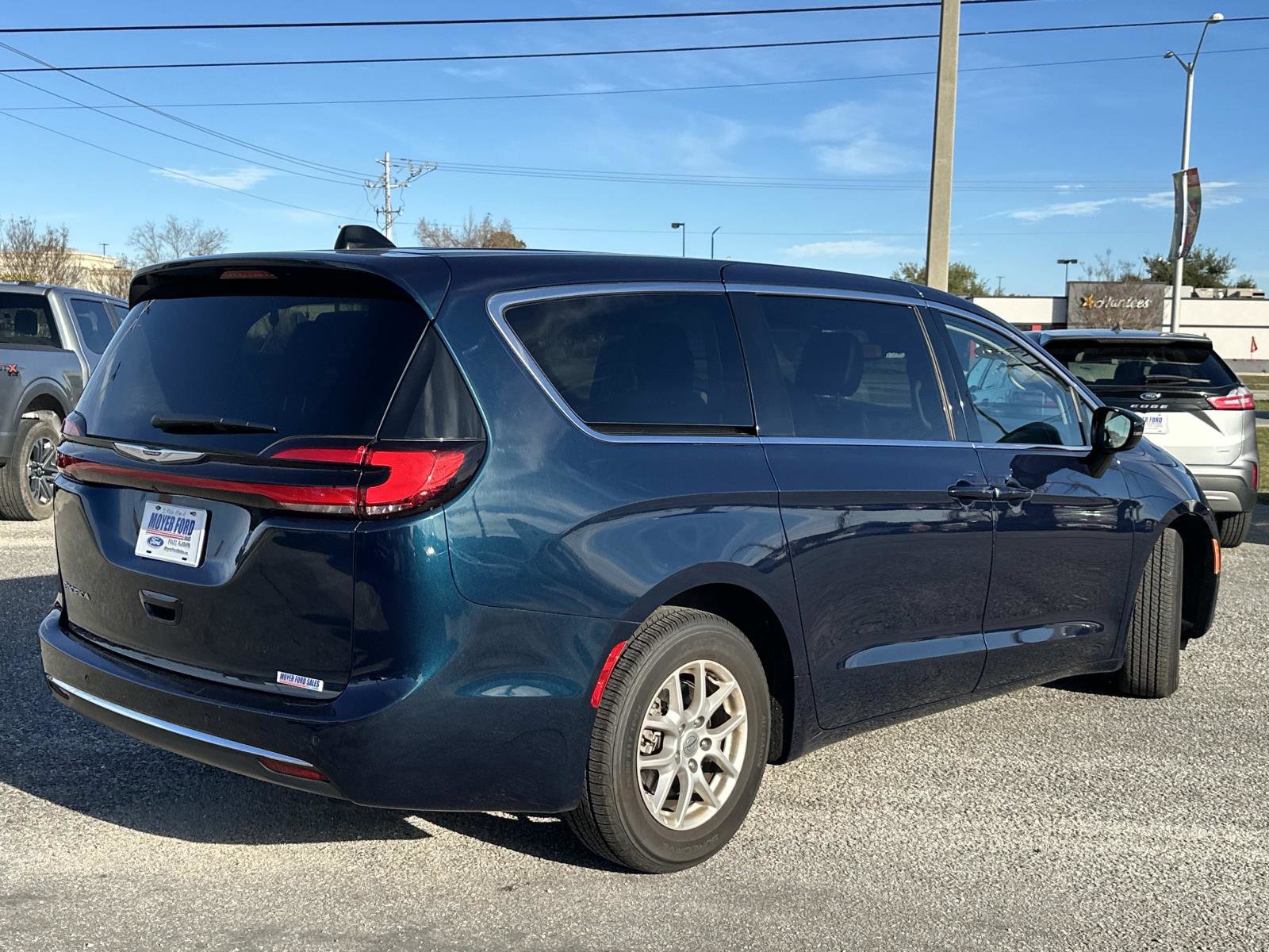 Used 2024 Chrysler Pacifica Touring-L FWD image 5