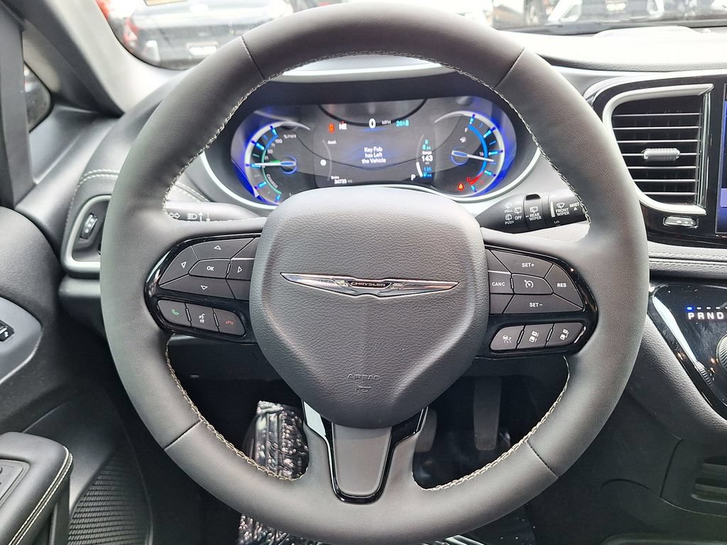 Used 2022 Chrysler Pacifica Touring-L w/ S Appearance Package FWD image 16