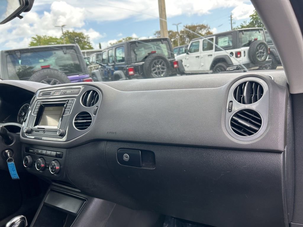 Used 2018 Volkswagen Tiguan Limited image 22