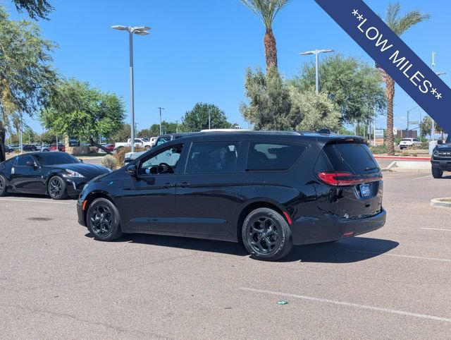 Used 2025 Chrysler Pacifica Premium FWD image 4