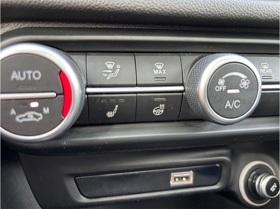 Used 2020 Alfa Romeo Giulia Ti w/ Active Blind Spot Package AWD/4WD image 29