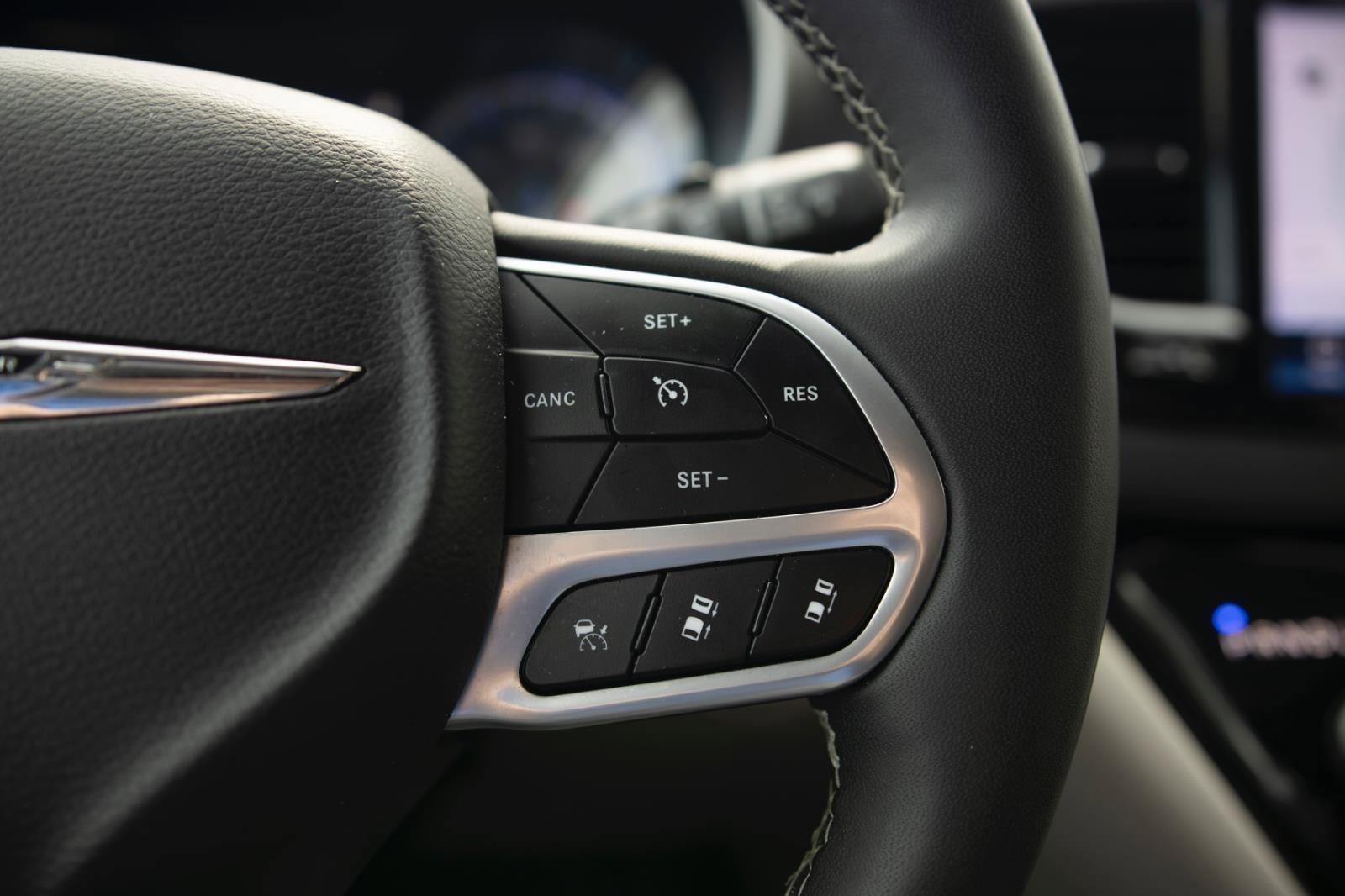 Used 2024 Chrysler Pacifica Touring-L image 7