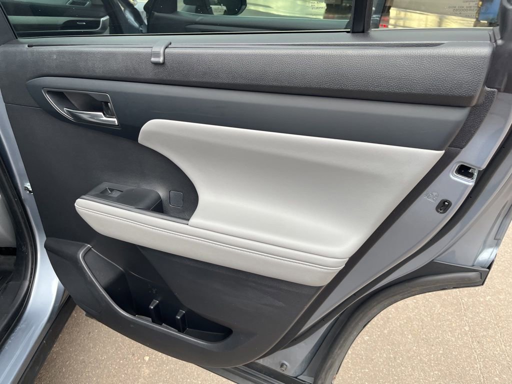 Used 2021 Toyota Highlander XLE image 23