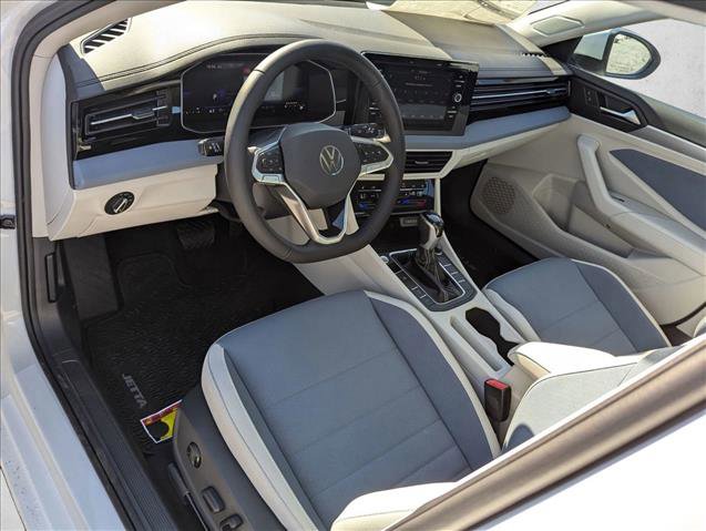 Used 2025 Volkswagen Jetta SE image 3