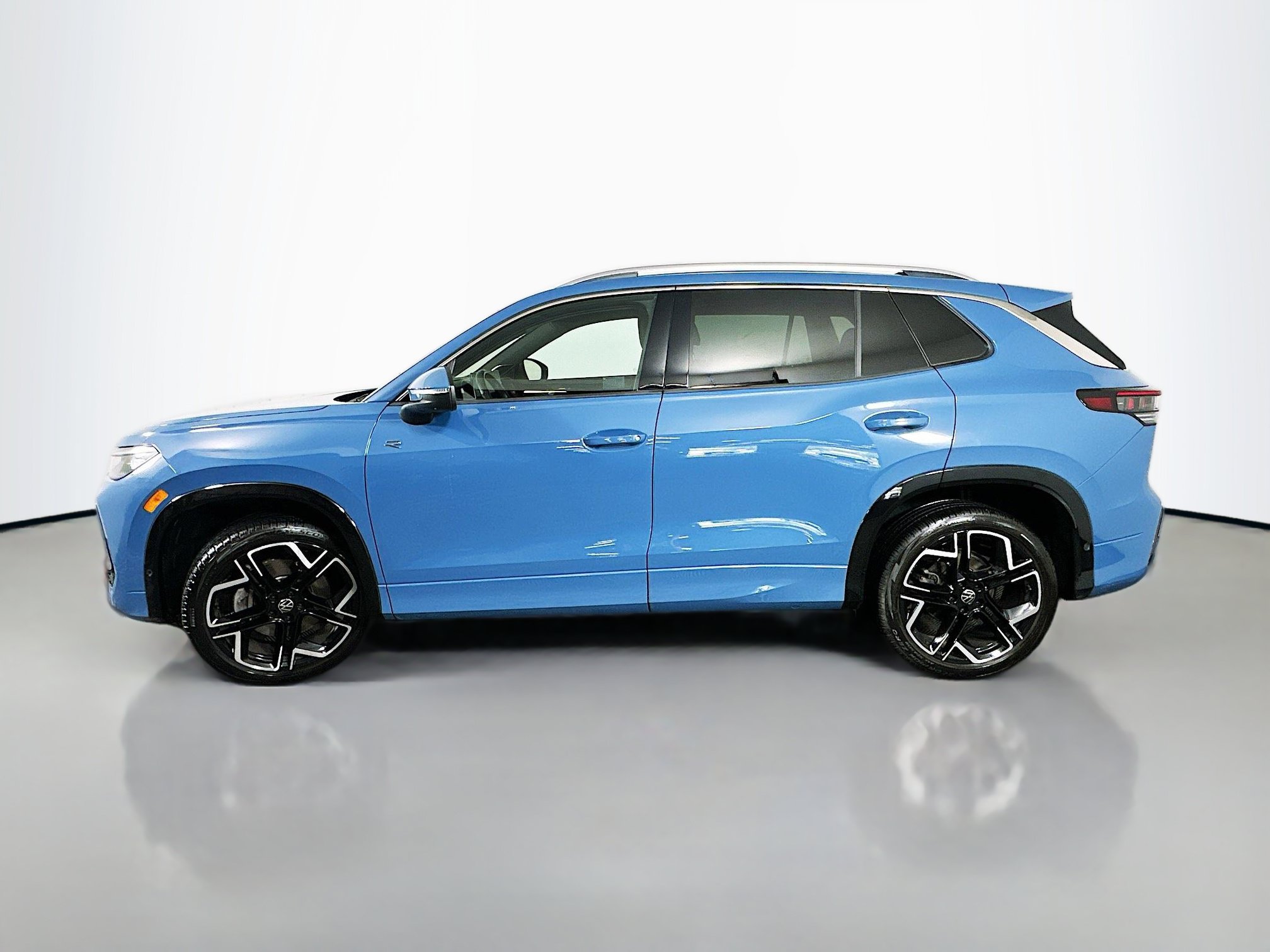 Certified 2025 Volkswagen Tiguan SEL R-Line AWD/4WD image 6