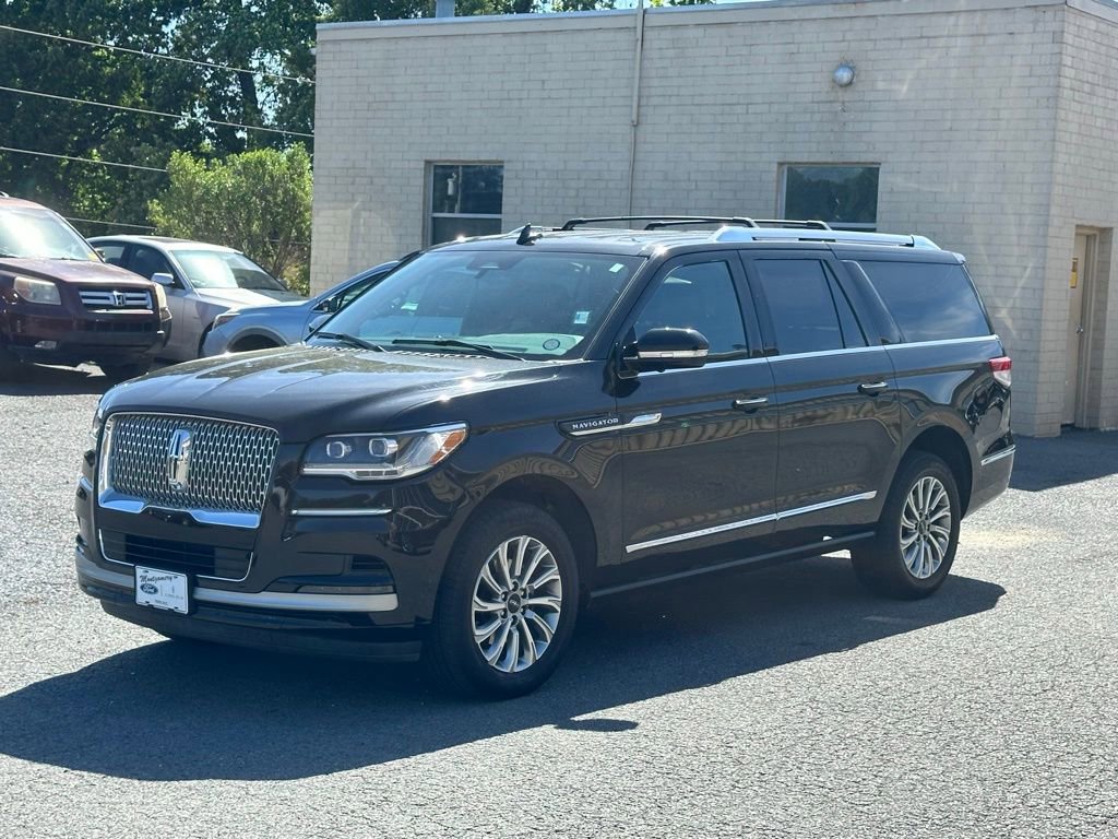 Used 2024 Lincoln Navigator L 4WD image 2
