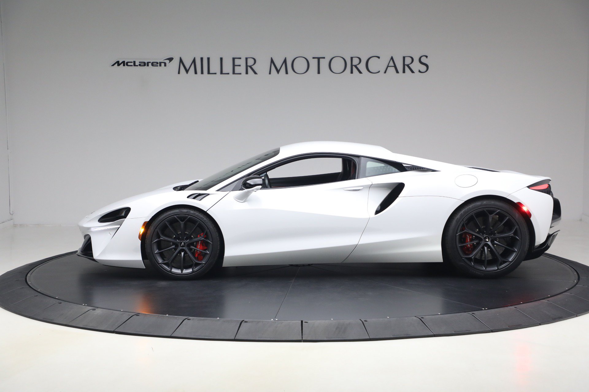 Used 2023 McLaren Artura RWD image 3