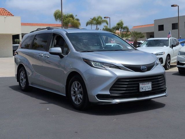 Used 2021 Toyota Sienna LE w/ LE Plus Package FWD image 3
