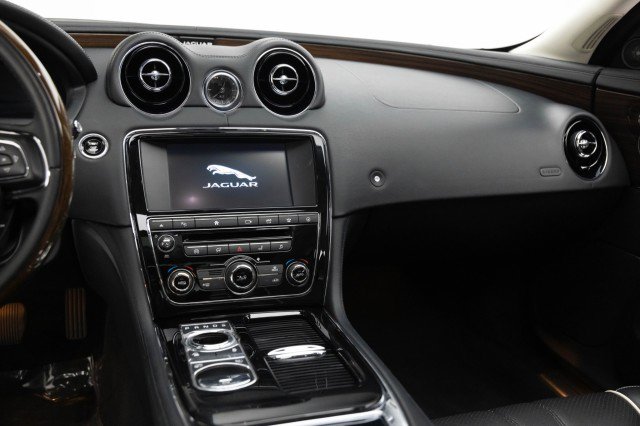 Used 2016 Jaguar XJ R-Sport image 18