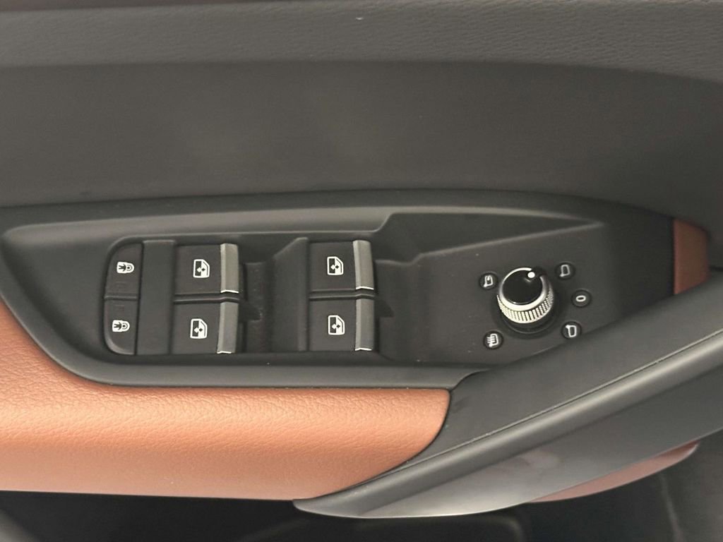 Used 2023 Audi Q5 2.0T Premium w/ Convenience Package image 14