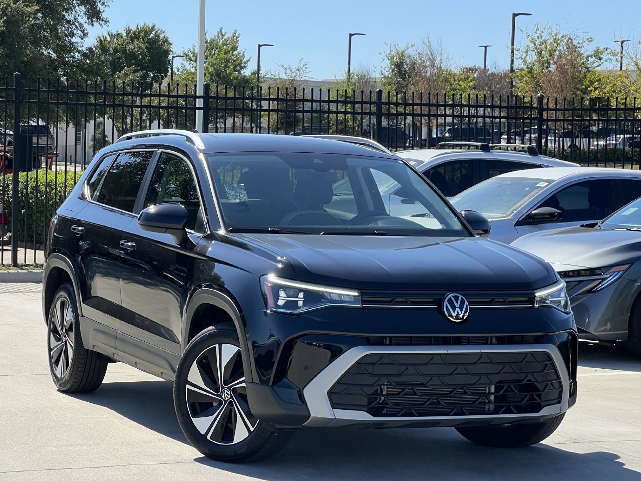 Used 2026 Volkswagen Taos SE AWD/4WD image 2
