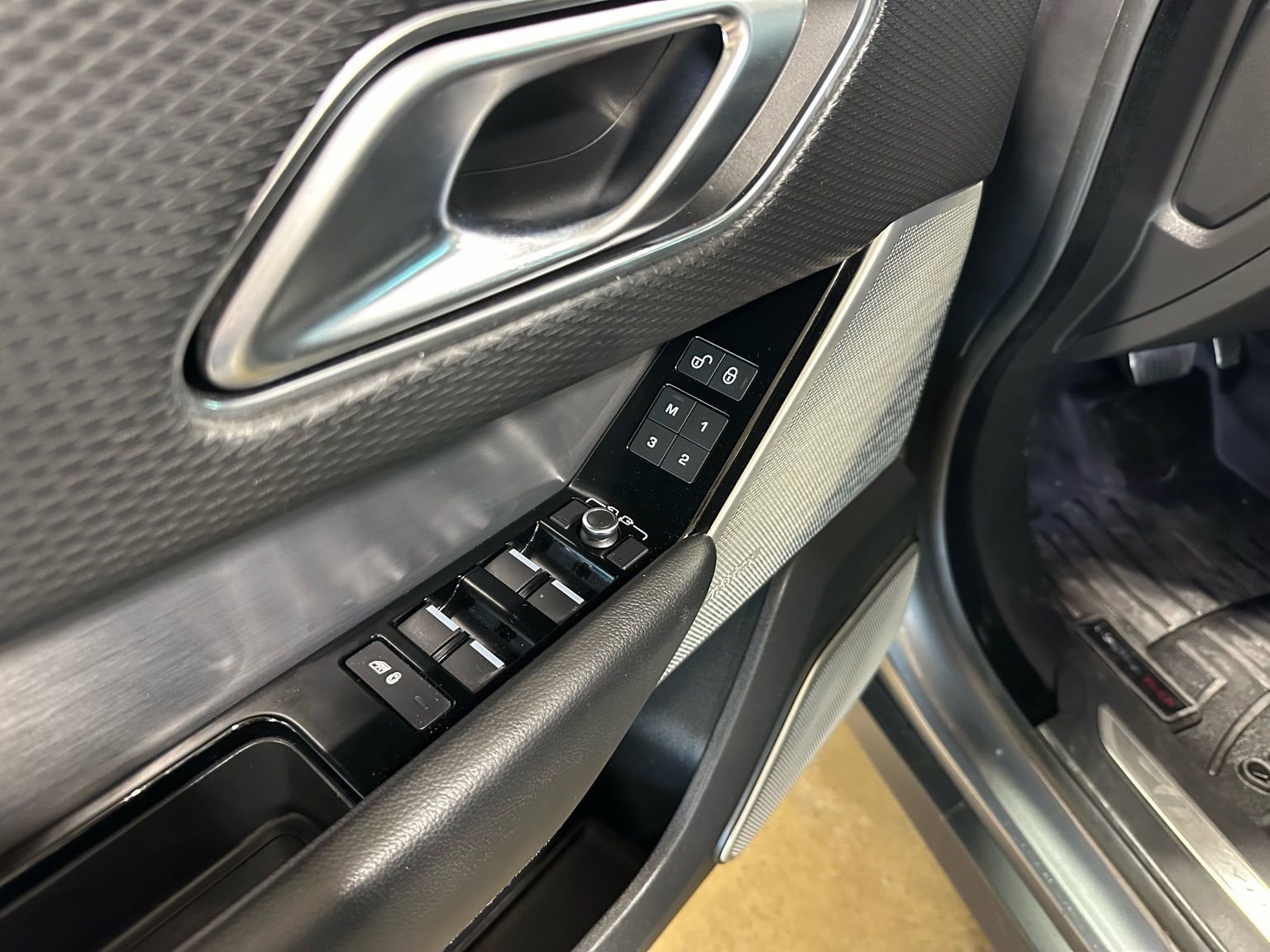 Used 2019 Land Rover Range Rover Velar R-Dynamic SE image 12