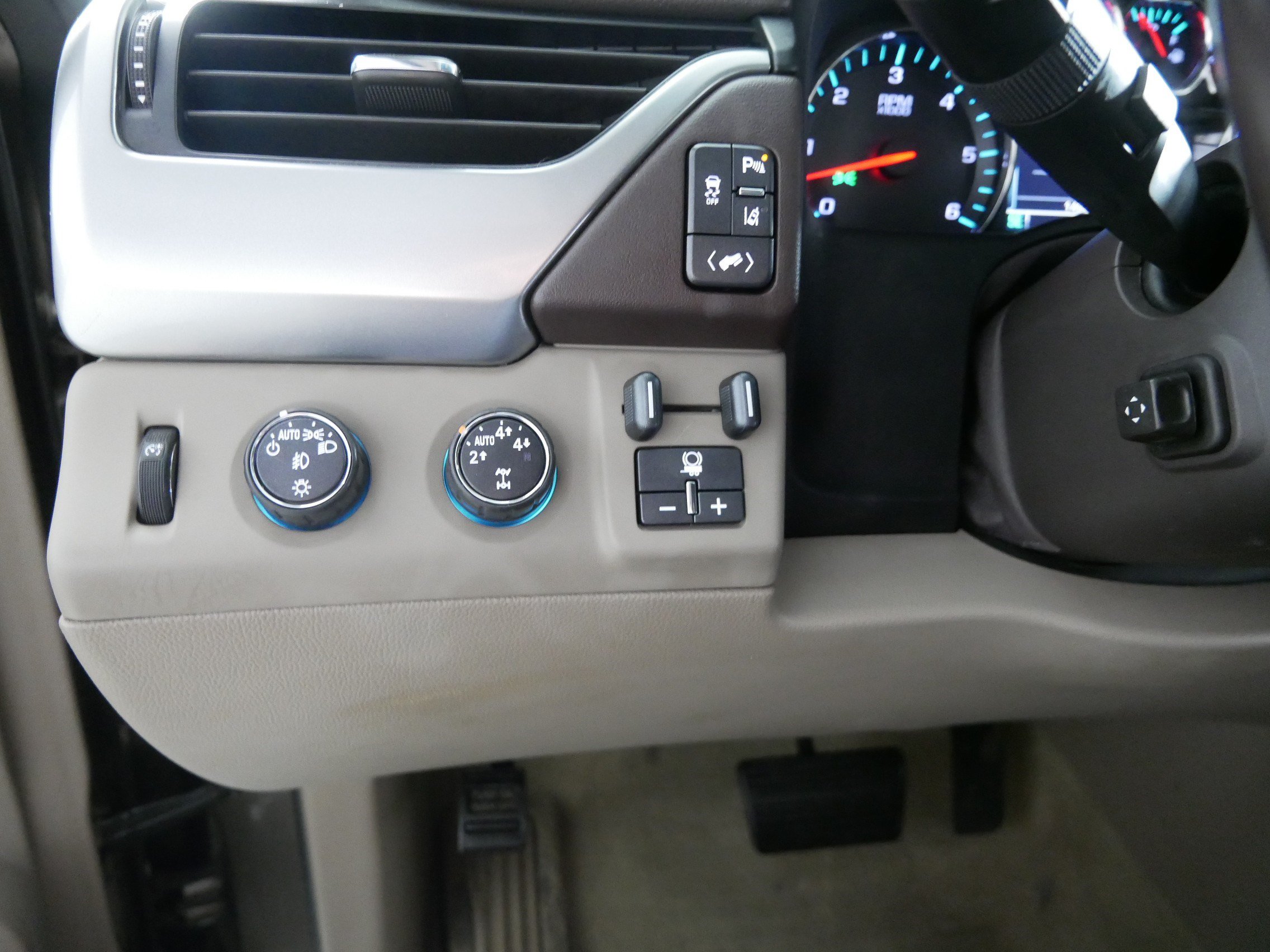 Used 2015 Chevrolet Tahoe LT AWD/4WD image 26