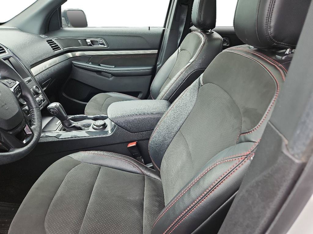 Used 2018 Ford Explorer XLT w/ Equipment Group 202A AWD/4WD image 7