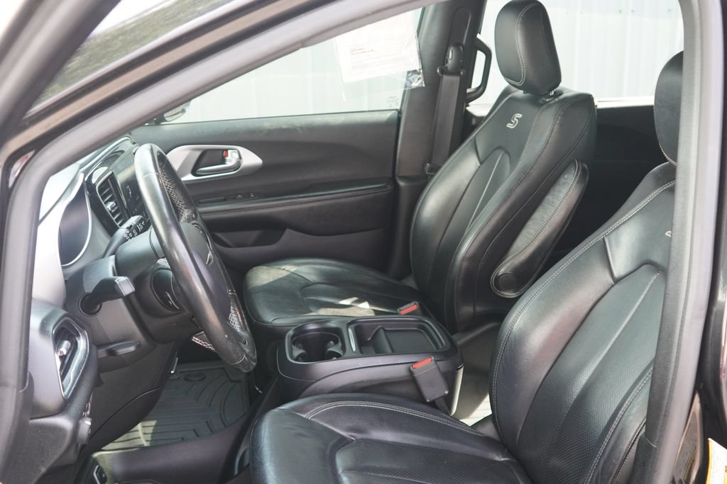 Used 2019 Chrysler Pacifica Touring-L w/ S Appearance Package FWD image 12