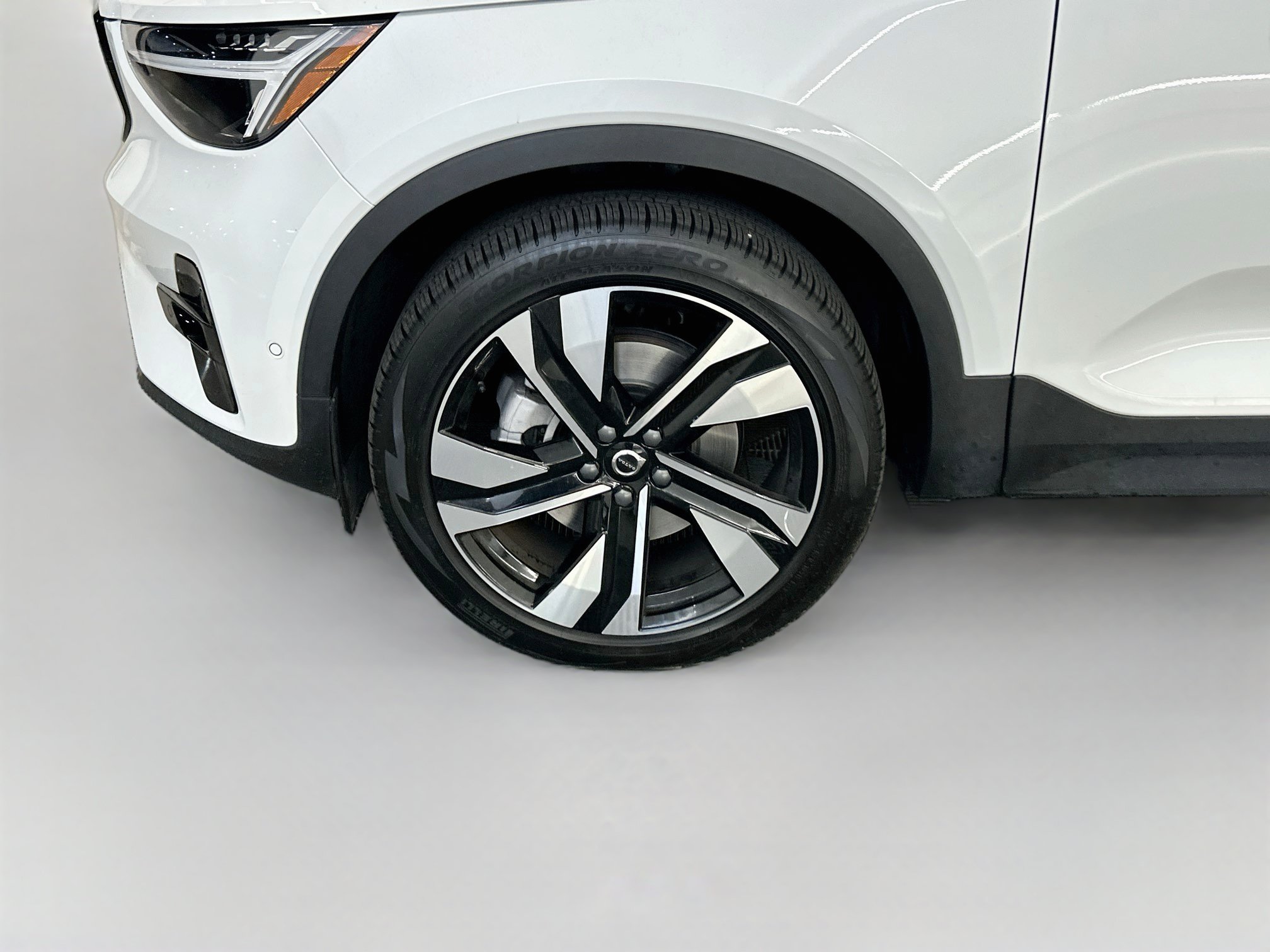 Used 2025 Volvo XC40 B5 Plus AWD/4WD image 11