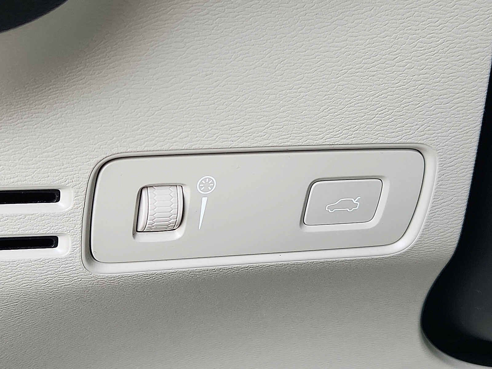 Used 2019 Volvo XC40 T5 Momentum image 22