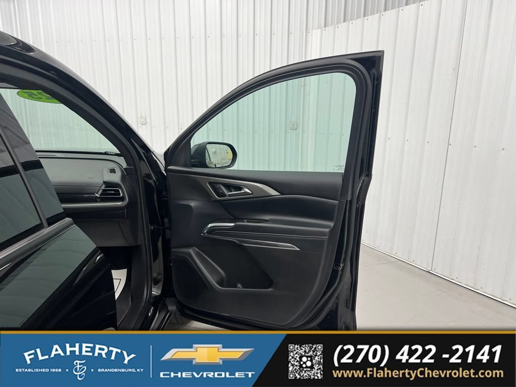 Used 2025 Chevrolet Traverse LT FWD image 14