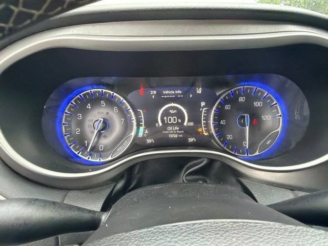 Used 2023 Chrysler Pacifica Touring-L FWD image 13