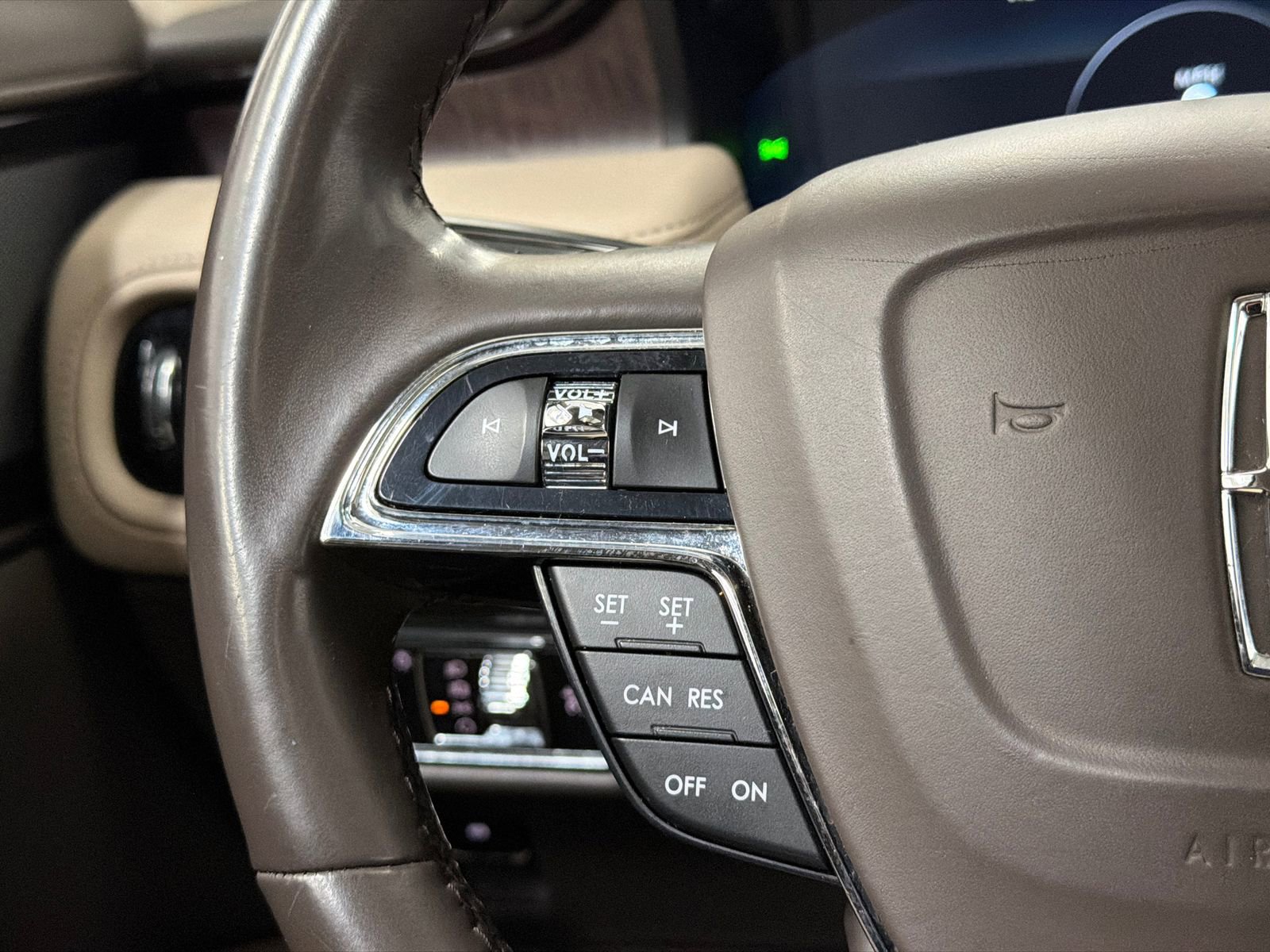 Used 2023 Lincoln Nautilus Reserve image 23