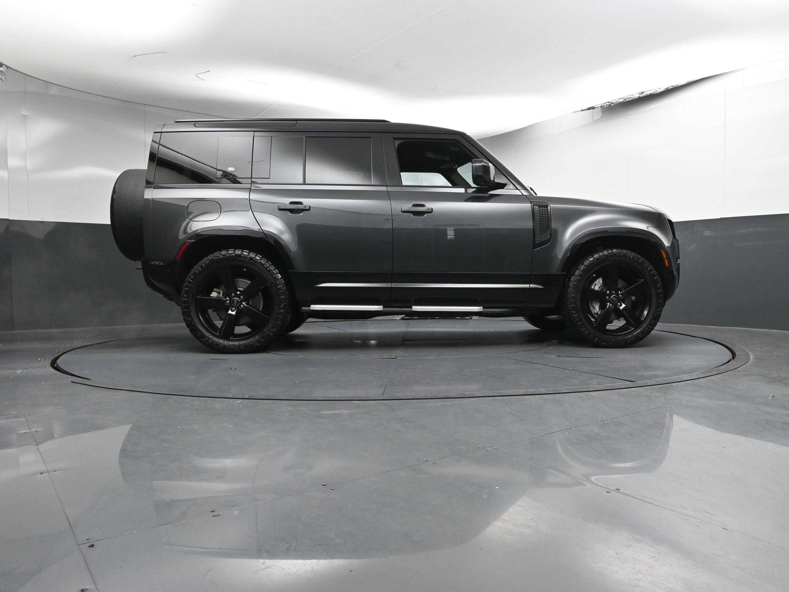 Used 2023 Land Rover Defender 110 X-Dynamic SE image 31