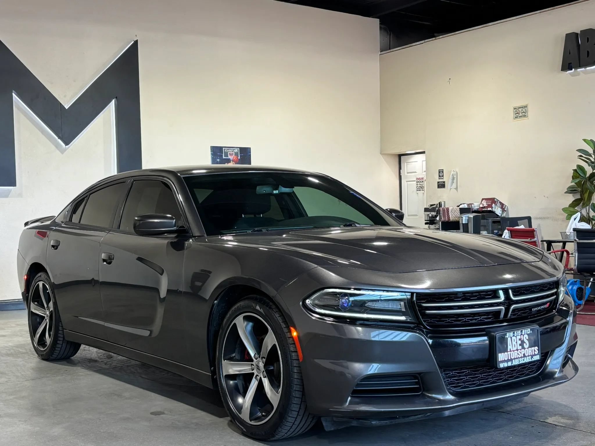 Used 2017 Dodge Charger SE RWD image 3