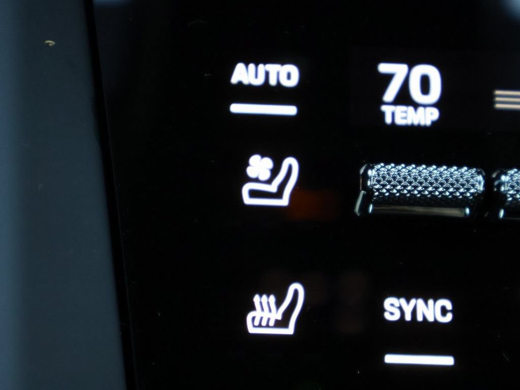 Certified 2025 Porsche Macan 4S Electric AWD/4WD image 26
