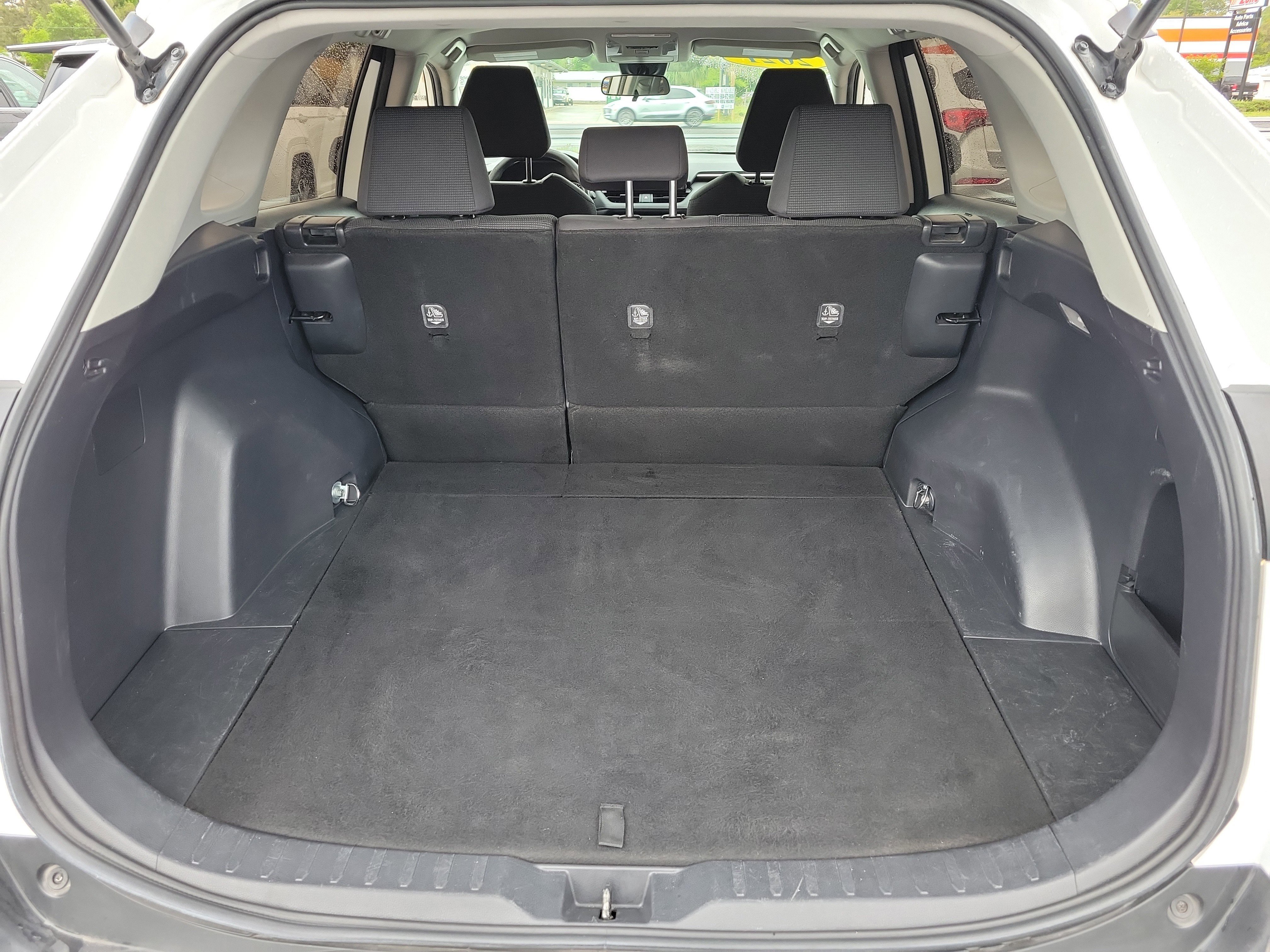 Used 2021 Toyota RAV4 LE image 14