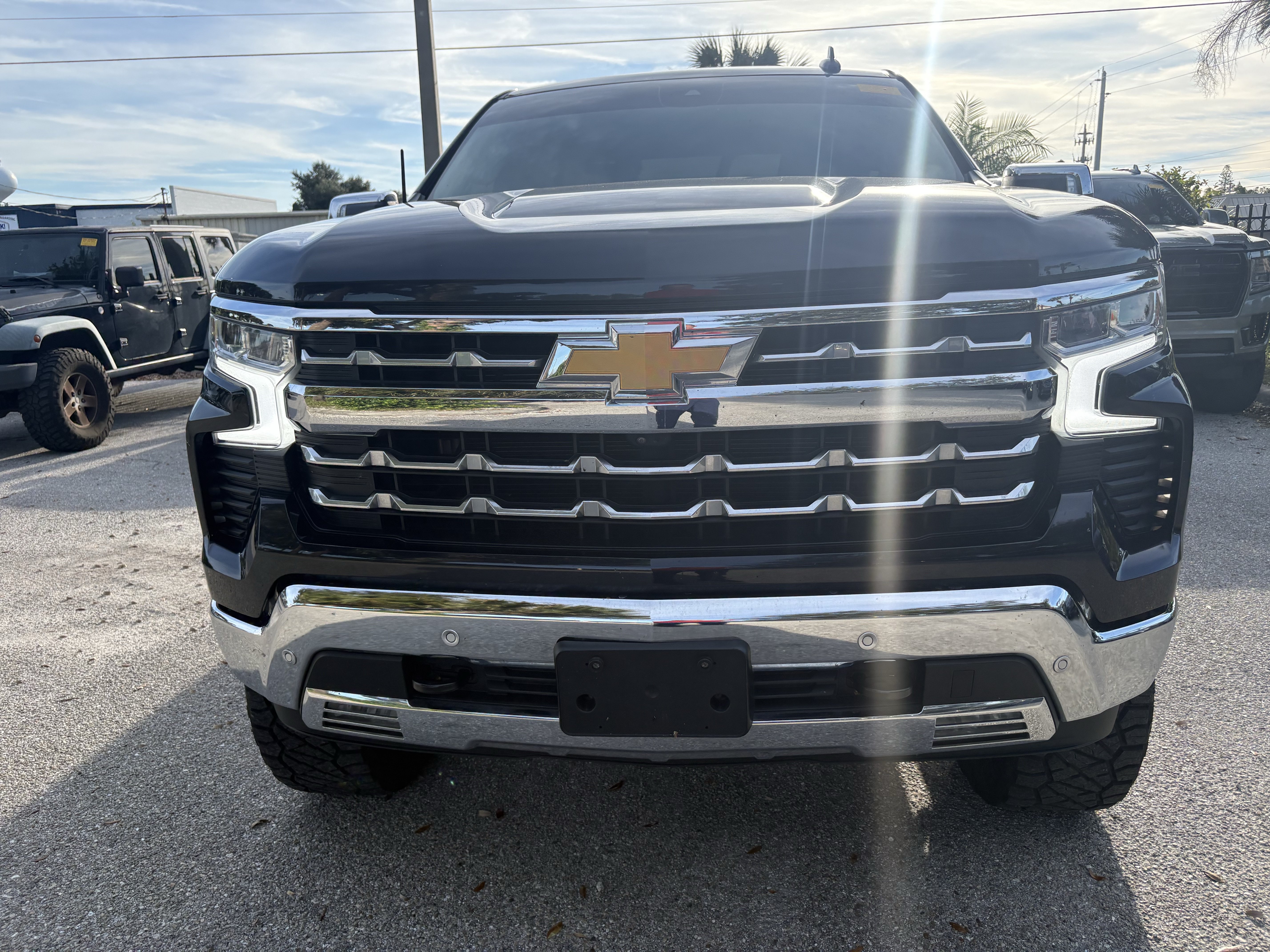 Used 2023 Chevrolet Silverado 1500 LTZ AWD/4WD image 2