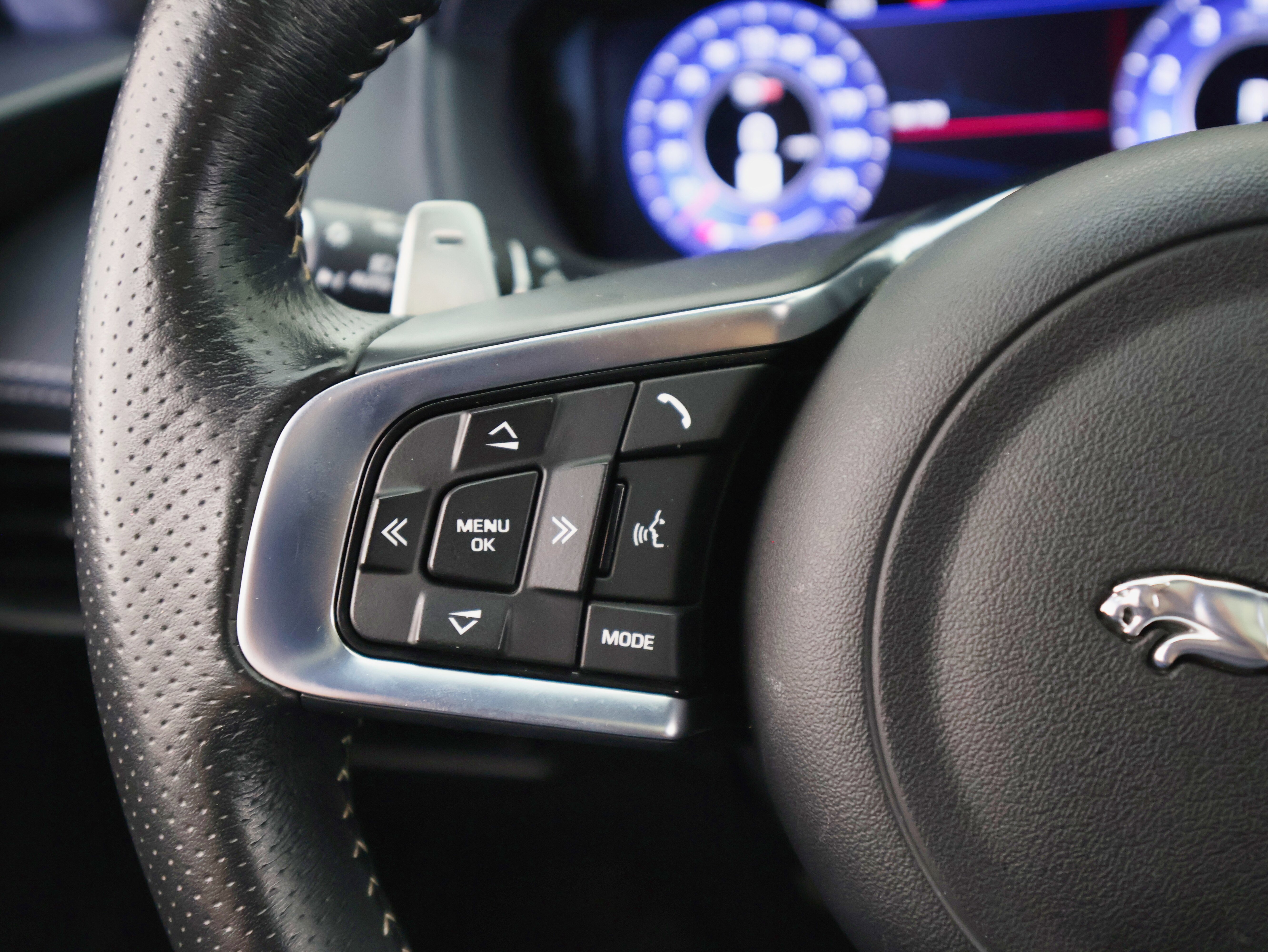 Used 2020 Jaguar F-PACE SVR image 39