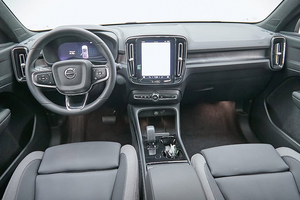 Certified 2023 Volvo C40 Recharge Core w/ Protection Package Premier image 25