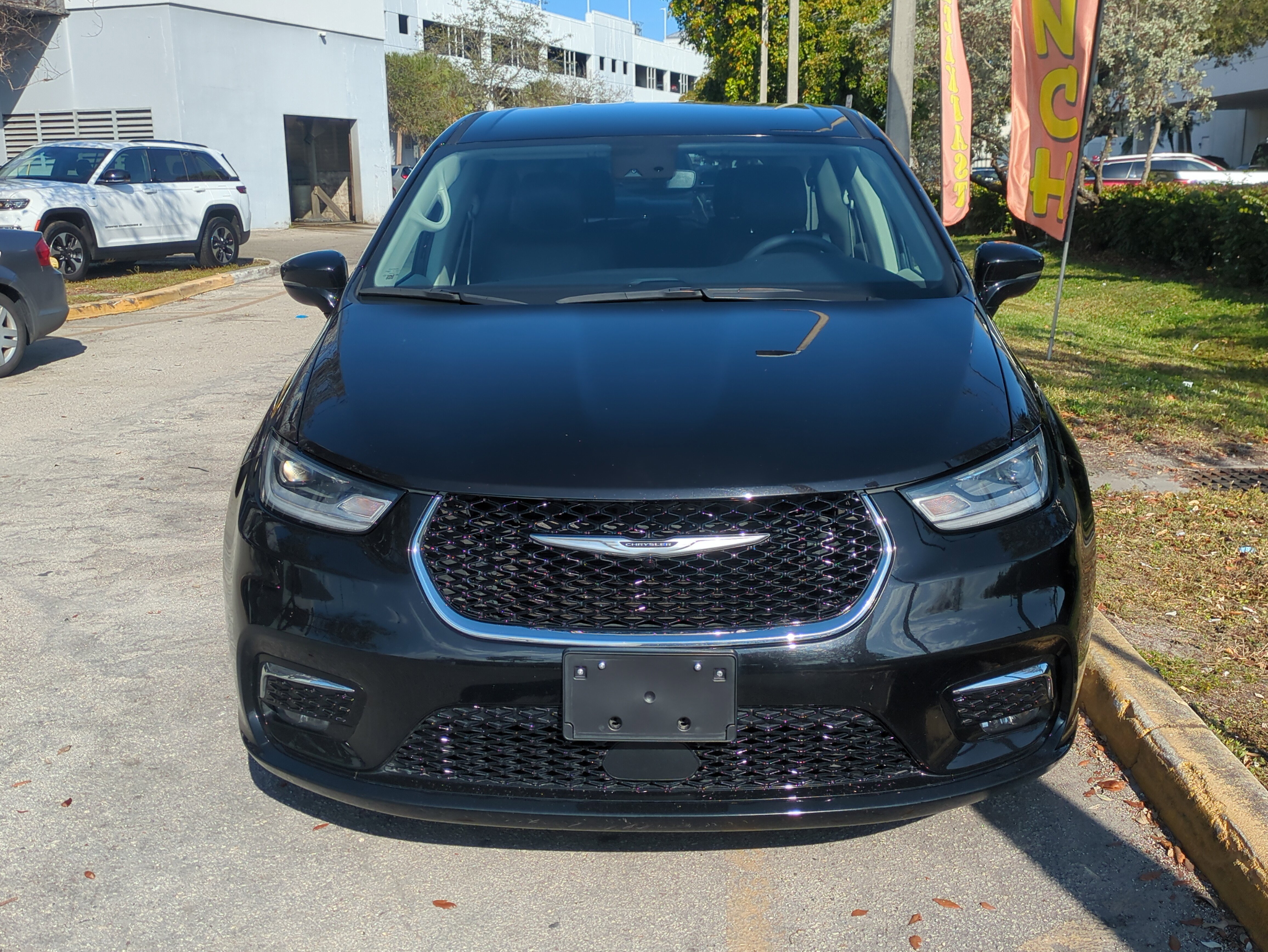 Certified 2024 Chrysler Pacifica Select image 3