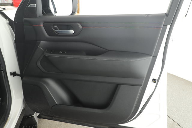 Used 2025 Nissan Armada PRO-4X image 10