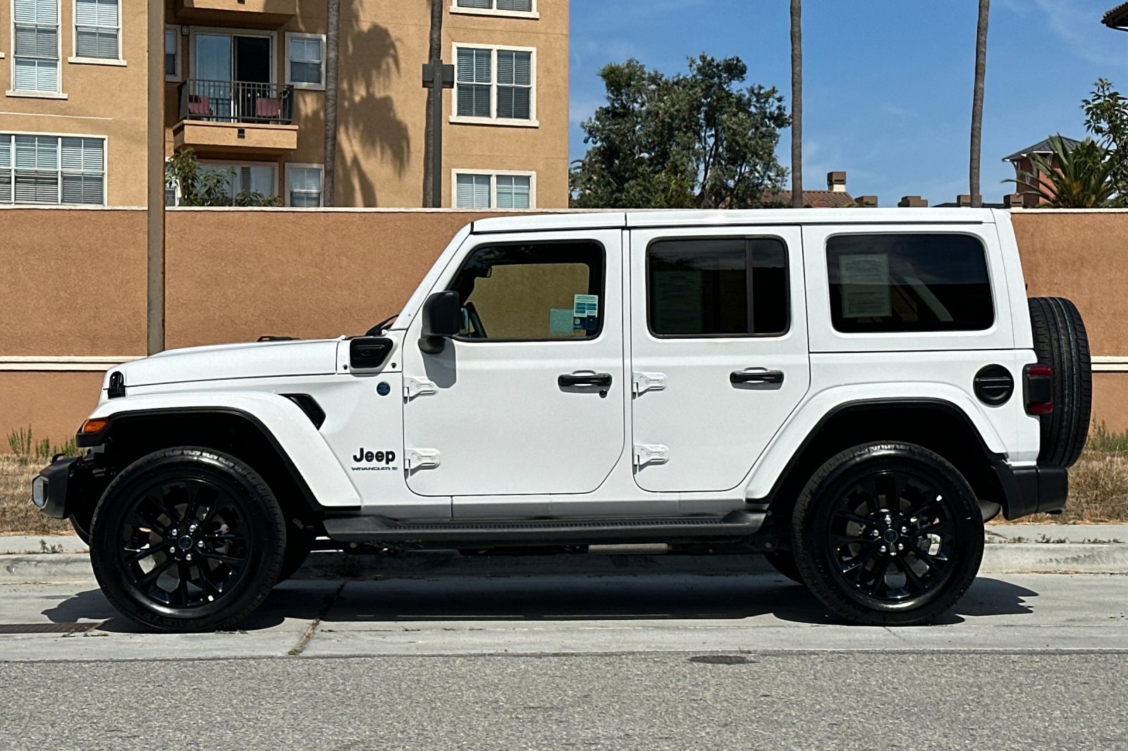 Used 2025 Jeep Wrangler Unlimited Sahara AWD/4WD image 7