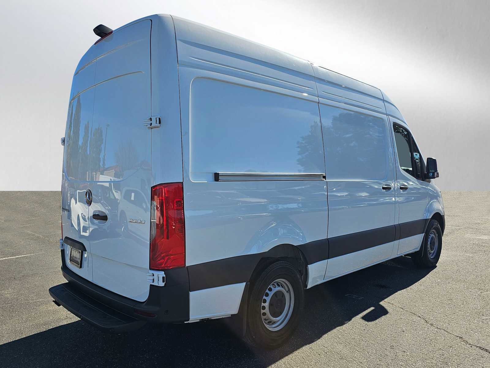Used 2025 Mercedes-Benz Sprinter 2500 image 3