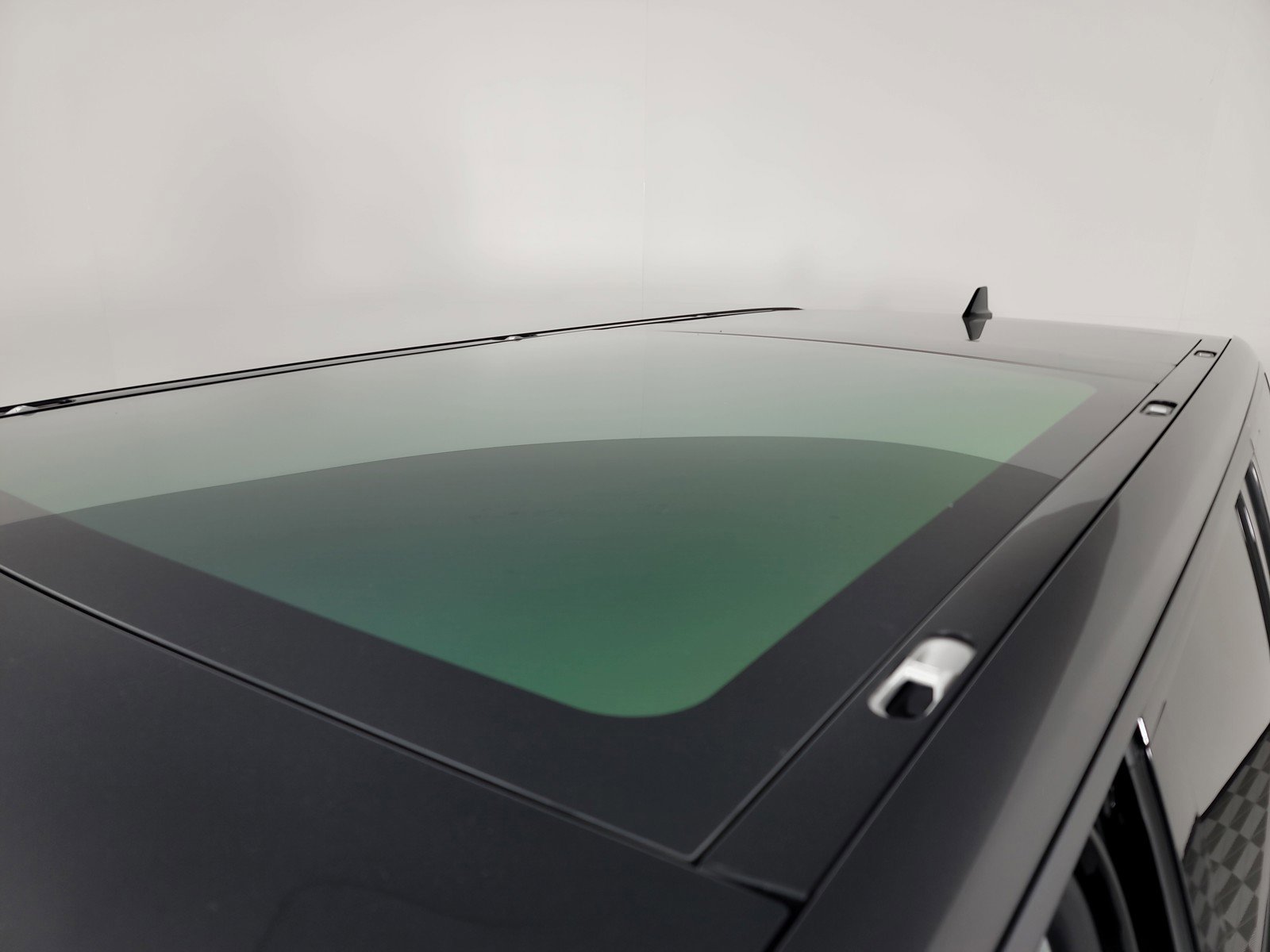 Used 2025 Rivian R1S Premium image 13