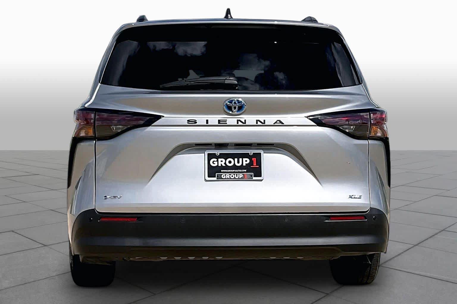 Used 2025 Toyota Sienna XLE FWD image 5