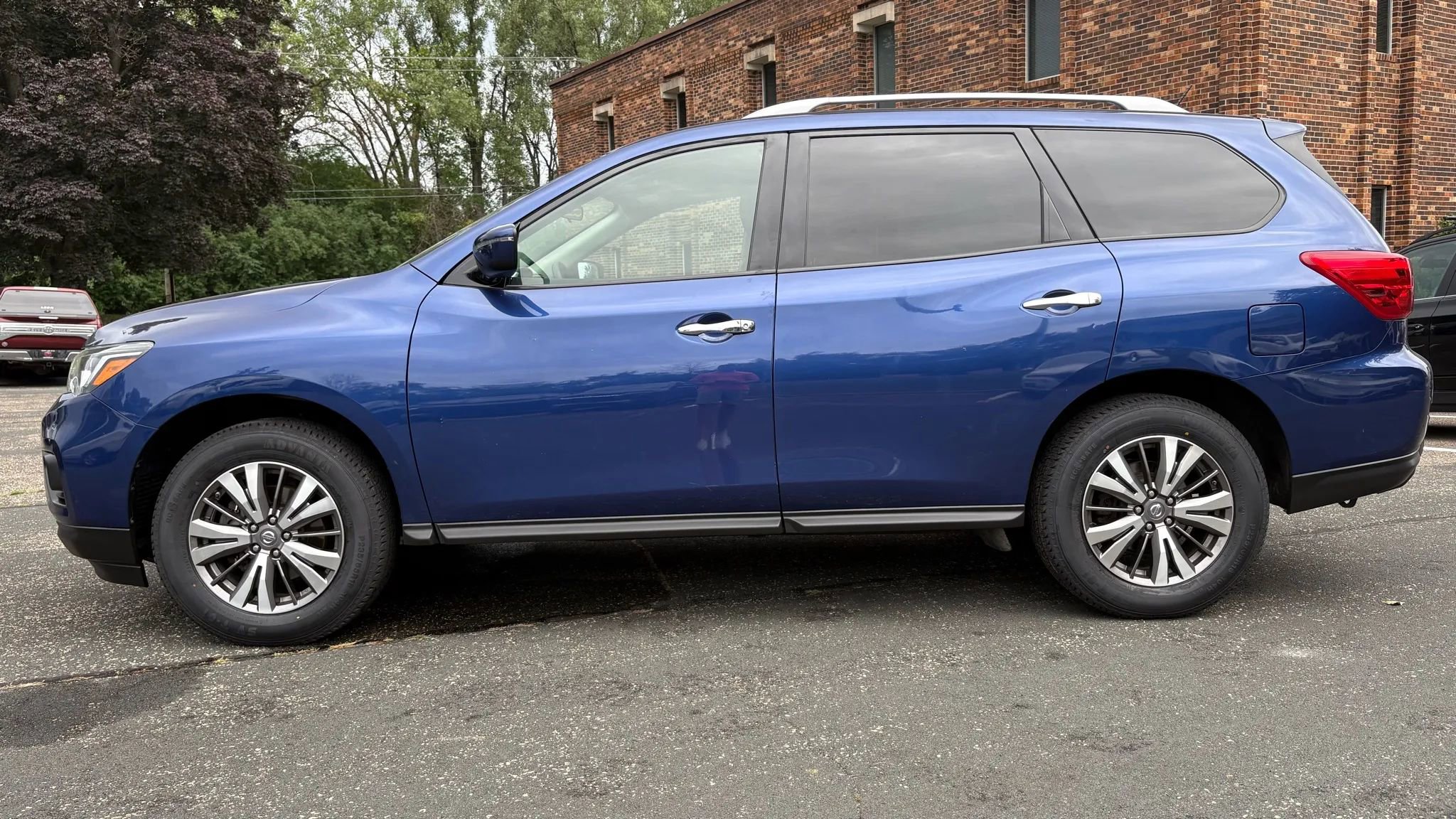 Used 2018 Nissan Pathfinder S image 2