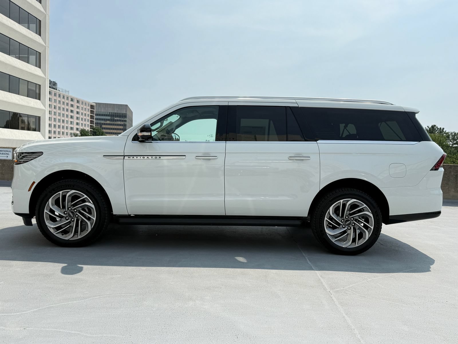New 2027 Lincoln Navigator L Premier AWD/4WD image 2